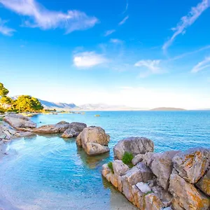 https://4-apartment-sunset-close-to-the-sea.hotels-in-trogir.com