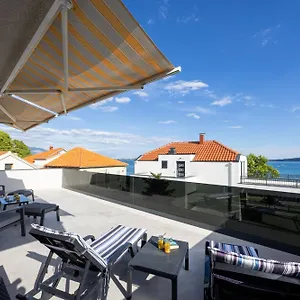 https://terrace-kastela.hotels-in-trogir.com
